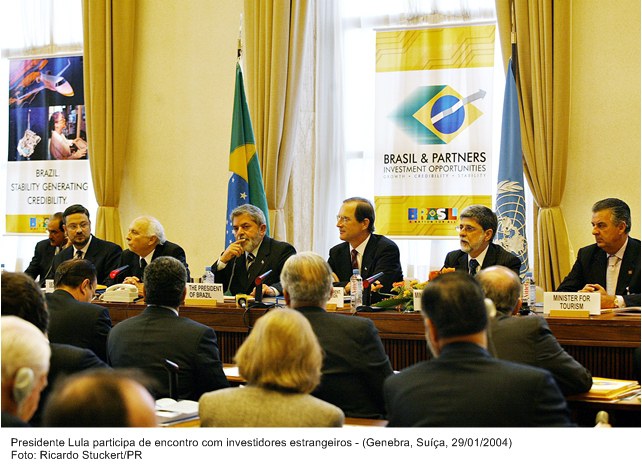 Presidente Lula participa de encontro com investidores estrangeiros.