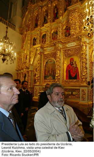 Presidente Lula ao lado do presidente da Ucrânia, Leonid Kutchma, visita uma catedral de Kiev.