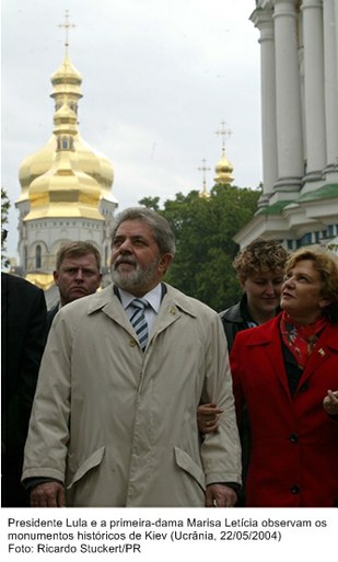 Presidente Lula e a primeira-dama, Marisa Letícia observam os monumentos históricos de Kiev.