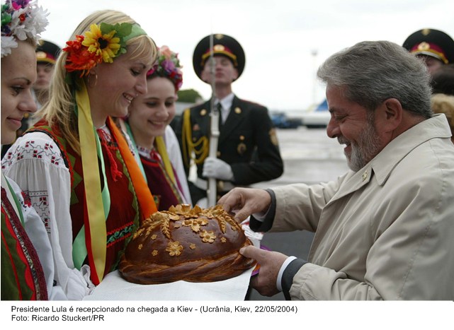 Presidente Lula é recepcionado na chegada a Kiev.