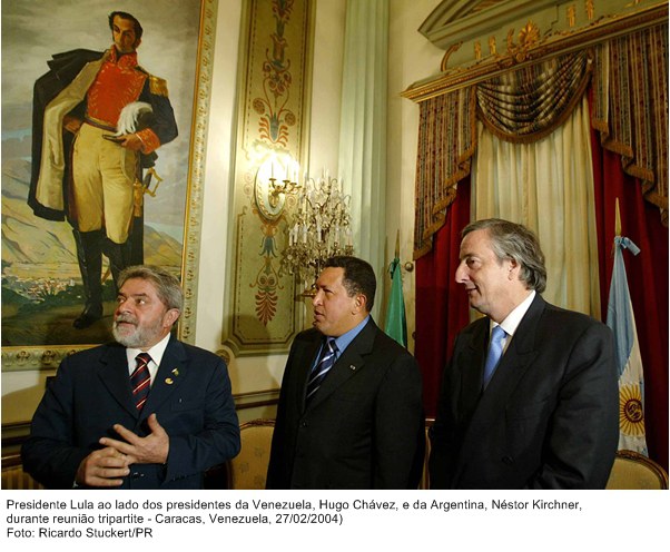 Presidente Lula, ao lado dos presidentes da Venezuela, Hugo Cháves, e da Argentina, Néstor Kirchner, durante reunião tripartite.