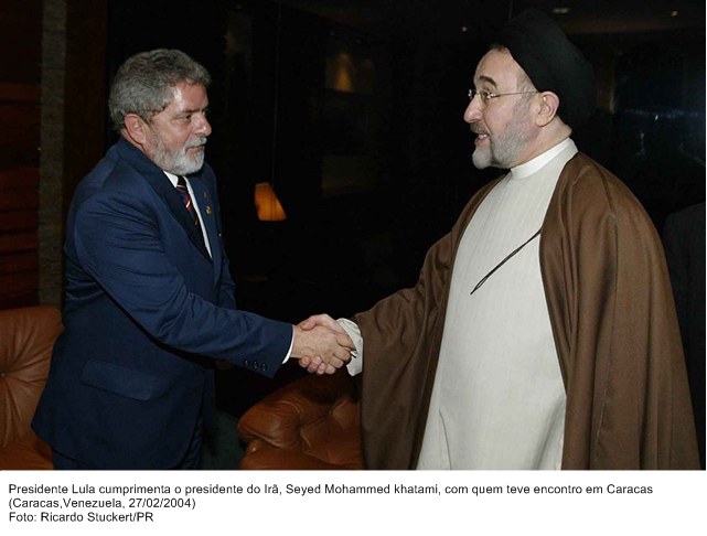 Presidente Lula cumprimenta o presidente do Irã, Seyed Mohammed Khatami, em Caracas.