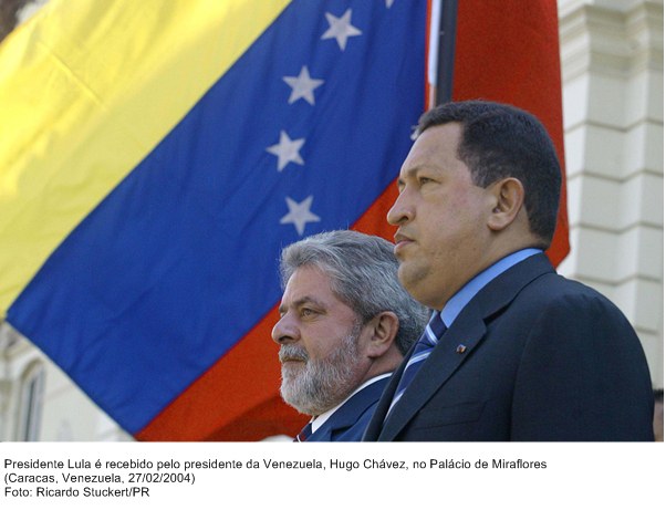 Presidente Lula é recebido pelo presidente da Venezuela, Hugo Cháves, no Palácio de Miraflores.
