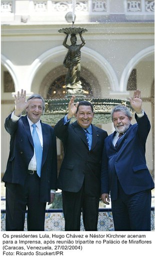 Presidente Lula, Hugo Cháves e Néstor Kirchner, acenam para a imprensa após reunião tripartite.