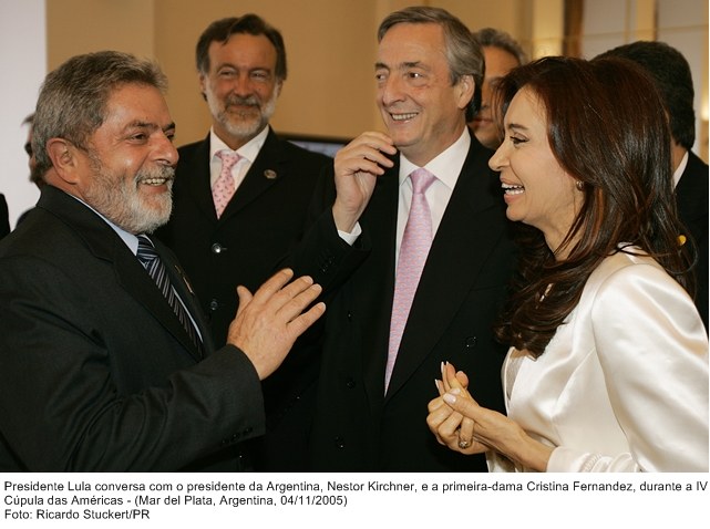 Presidente Lula conversa com o presidente da Argentina, Nestor Kirchner e a primeira-dama, Cristina Fernandez, na IV Cúpula das Américas.