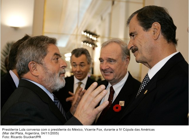 Presidente Lula conversa com o presidente do México, Vicente Fox, durante a IV Cúpula das Américas.