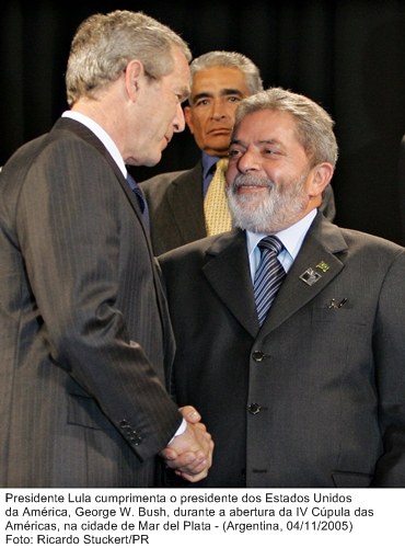 Presidente Lula cumprimenta o presidente dos EUA, George W. Bush durante abertura da IV Cúpula das Américas.