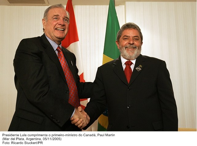 Presidente Lula cumprimenta o primeiro-ministro do Canadá, Paul Martin.