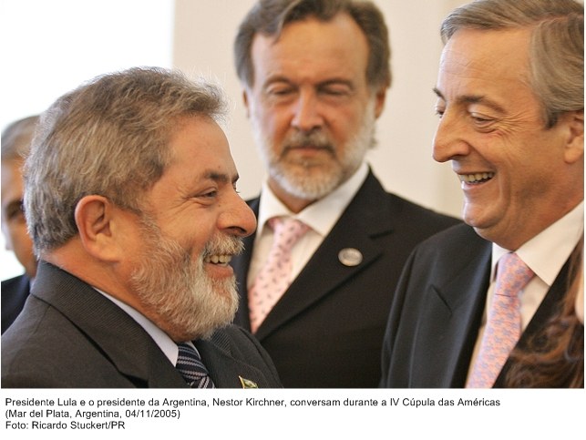 Presidente Lula e o presidente da Argentina, Nestor Kirchner conversam durante a IV Cúpula das Américas.