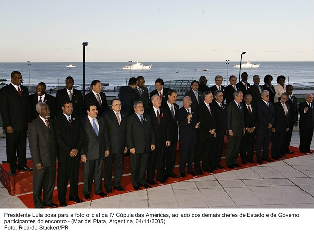 Presidente Lula posa para foto oficial para a IV Cúpula das Américas ao lado dos demais chefes de estado e de governo.