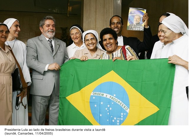 Presidente Lula ao lado de freiras brasileiras durante visita a Laundê.