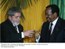 Presidente Lula e o presidente da República dos Camarões, Paul Blya, brindam durante jantar.