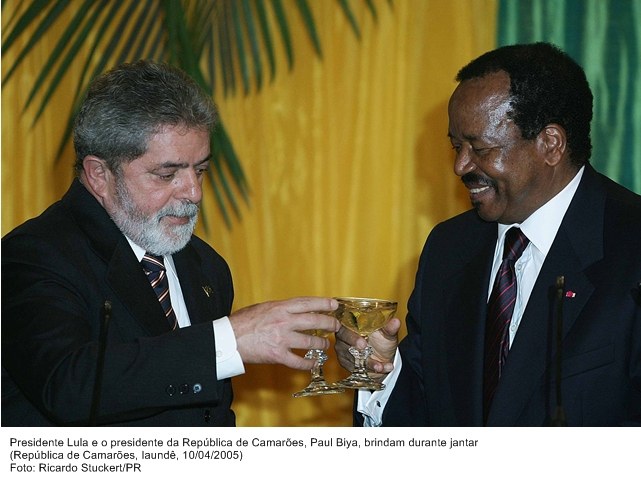 Presidente Lula e o presidente da República dos Camarões, Paul Blya, brindam durante jantar.
