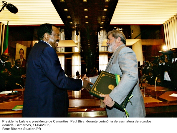 Presidente Lula e o presidente de Camarões, Paul Blya, durante cerimônia de assinatura de acordos.