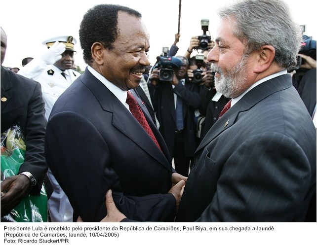 Presidente Lula é recebido pelo presidente da República dos Camaões, Paul Blya, em sua chegada a Iaundê.