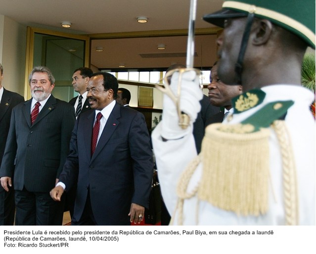 Presidente Lula é recebido pelo presidente da República dos Camarões, Paul Blya em sua chegada a Iaundê.