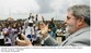 Presidente Lula é saudado por populares no aeroporto internacional de Nsimalen durante partida para Abuja, Nigéria.