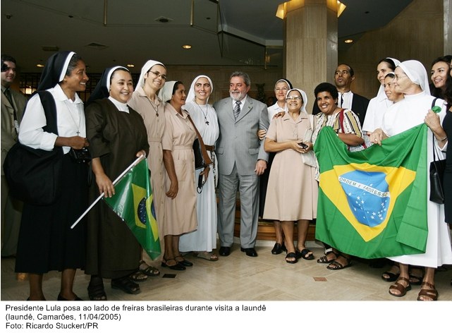 Presidente Lula posa ao lado de freiras brasileiras durante visita a Laundê.