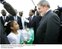 Presidente Lula recebe flores de uma criança em sua chegada a Laundê.