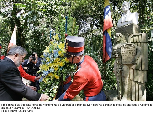 Presidente Lula deposita flores no monumento do libertador Simon Bolivar durante cerimônia oficial de chegada à Colômbia.