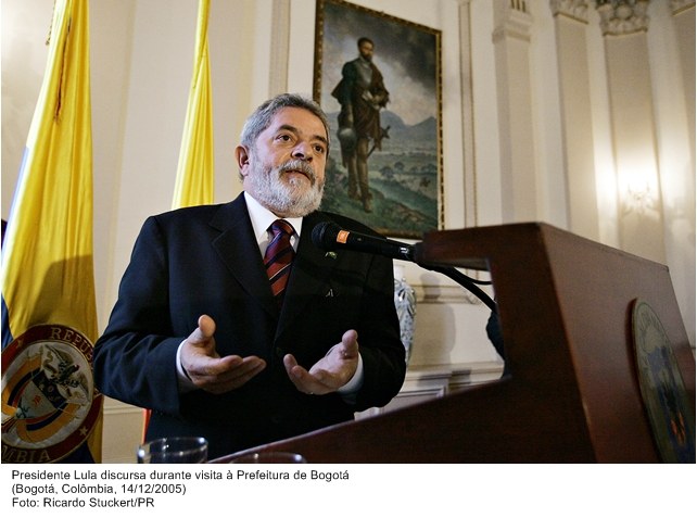 Presidente Lula discursa durante visita à prefeitura de Bogotá.