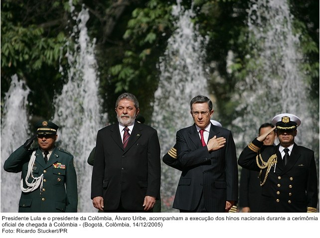 Presidente Lula e o presidente da  Colômbia, Álvaro Uribe, acompanham a execução dos hinos nacionais.
