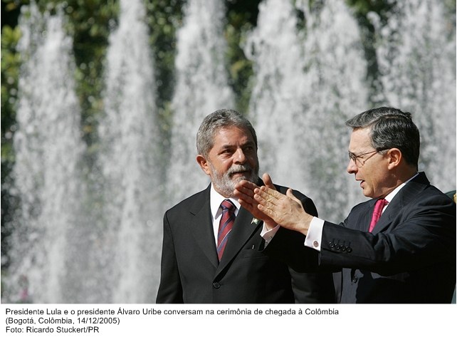 Presidente Lula e o presidente da Colômbia, Álvaro Uribe conversam na cerimônia de chegada à Colômbia.