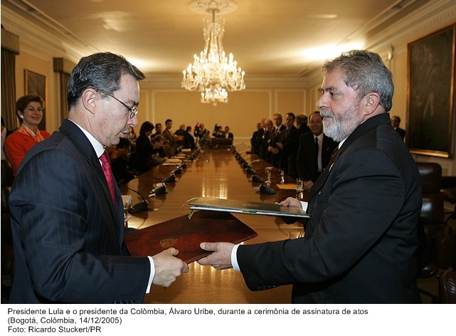 Presidente Lula e o presidente da Colômbia, Álvaro Uribe durante cerimônia de assinatura de atos.