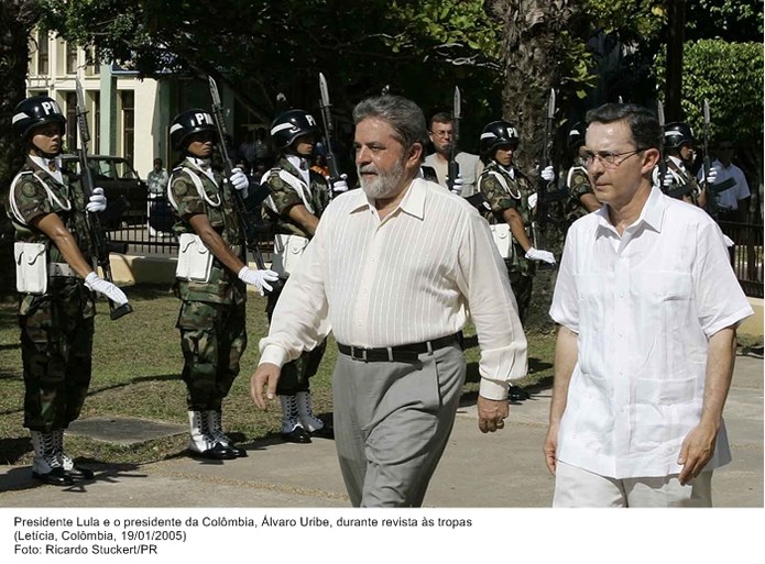 Presidente Lula e o presidente da Colômbia, Álvaro Uribe, durante revista às tropas.