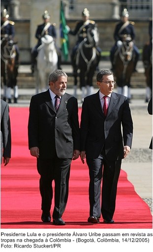 Presidente Lula e o presidente da Colômiba, Álvaro Uribe, passam em revista as tropas na chegada à Colômbia.