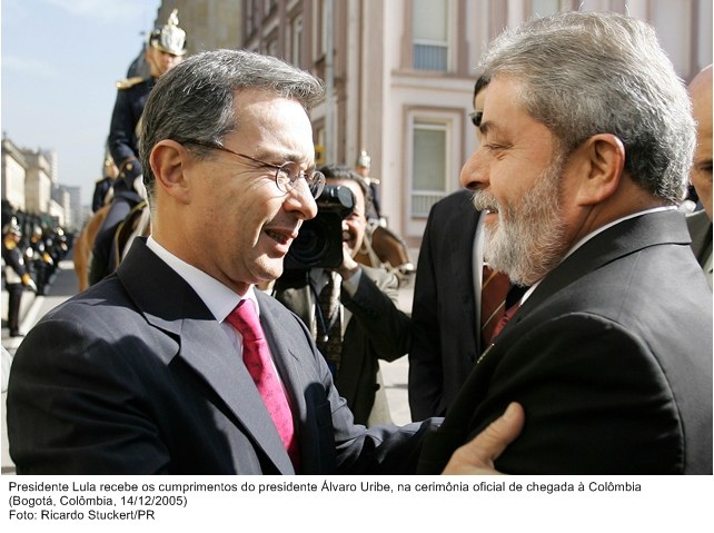 Presidente Lula recebe os cumprimentos do presidente da Colômiba, Álvaro Uribe, na cerimônia oficial de chegada à Colômbia.