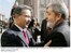 Presidente Lula recebe os cumprimentos do presidente da Colômiba, Álvaro Uribe, na cerimônia oficial de chegada à Colômbia.