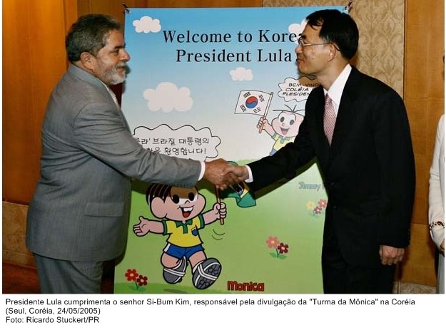 Presidente Lula cumprimenta o senhor Si-Bum Kim, responsável pela divulgação da turma da Mônica na Coréia.