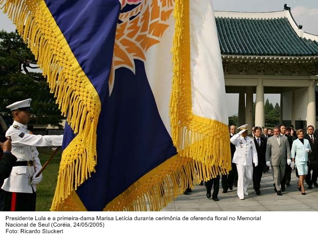 Presidente Lula e a primeira-dama, Marisa Letícia, durante a cerimônia de oferenda floral, no Memorial Nacional de Seul.