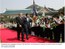 Presidente Lula e o presidente coreano, Roh Moo-Hyun são recebidos por crianças na cerimônia oficial de chegada.