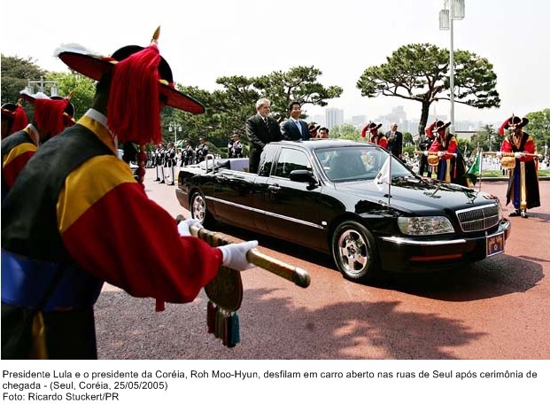 Presidente Lula e o presidente da Coréia, Roh Moo-Hyun desfilam em carro aberto nas ruas de Seul após cerimônia de chegada.