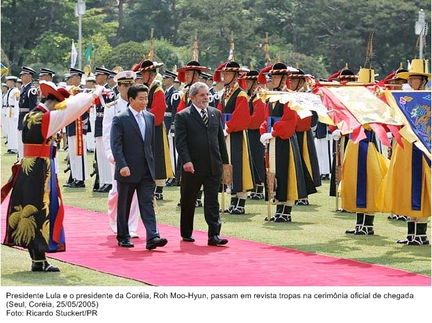 Presidente Lula e o presidente da Coréia, Roh Moo-Hyun, passam em revista tropas na cerimônia oficial de chegada.