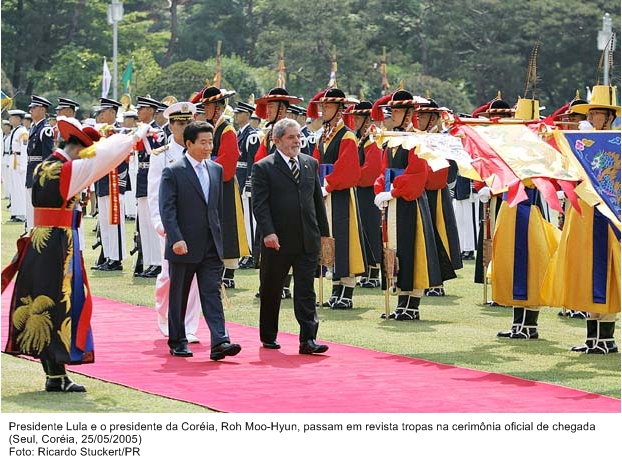 Presidente Lula e o presidente da Coréia, Roh Moo-Hyun, passam em revista tropas na cerimônia oficial de chegada.