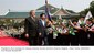 Presidente Lula é saudado por crianças coreanas durante cerimônia oficial de chegada.