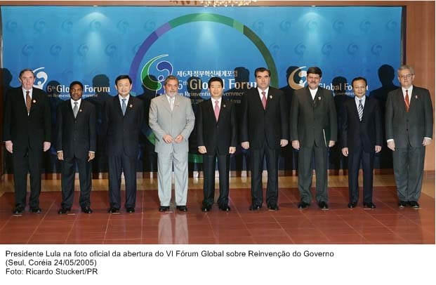 Presidente Lula na foto oficial da abertura do VI Fórum Global sobre Reinvenção do Governo.