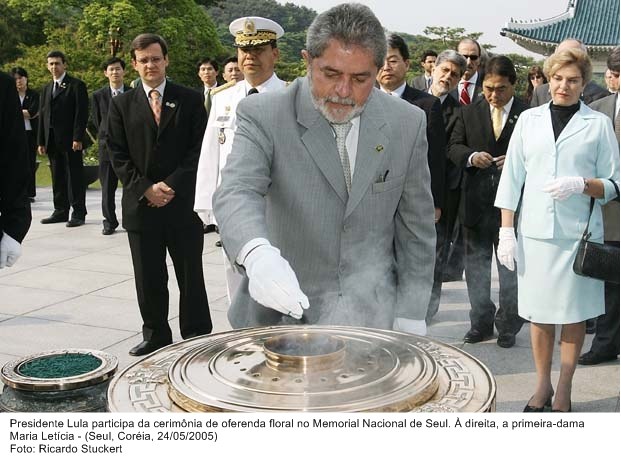Presidente Lula participa de cerimônia de oferenda floral no Memorial Nacional de Seul.
