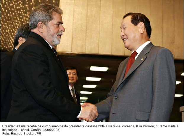 Presidente Lula recebe os cumprimentos do presidente da Assembléia Nacional coreana, Kim Won-Ki, durante visita à instituição.