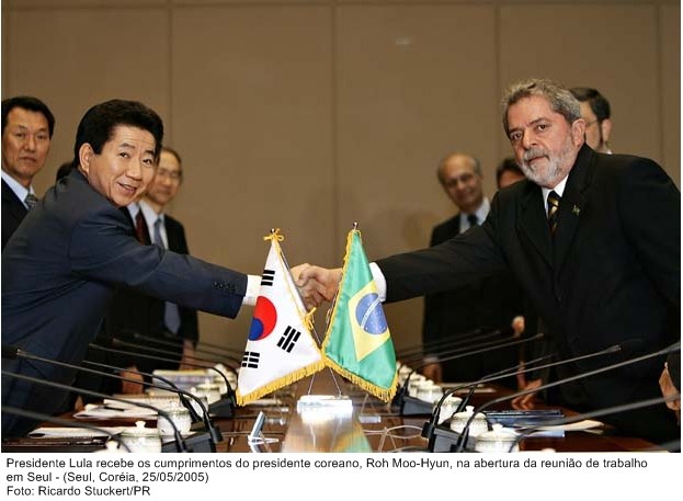 Presidente Lula recebe os cumprimentos do presidente da coreano, Roh Moo-Hyun, na abertura de reunião de trabalho.