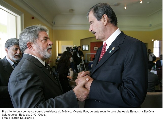 Presidente Lula conversa com o presidente do México, Vicente Fox, durante reunião com chefes de estado na Escócia.