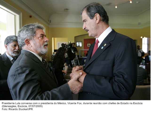 Presidente Lula conversa com o presidente do México, Vicente Fox, durante reunião com chefes de estado na Escócia.