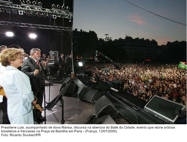 Presidente Lula, acompanhado de d. Marisa, discursa na abertura do Baile da Cidade, evento que reúne artistas franceses e brasileiros.