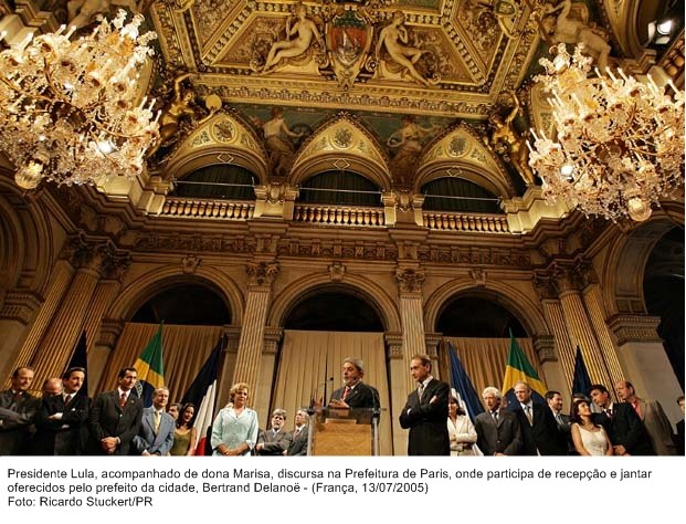 Presidente Lula, ao lado de dona Marisa discursa na prefeitura de Paris.