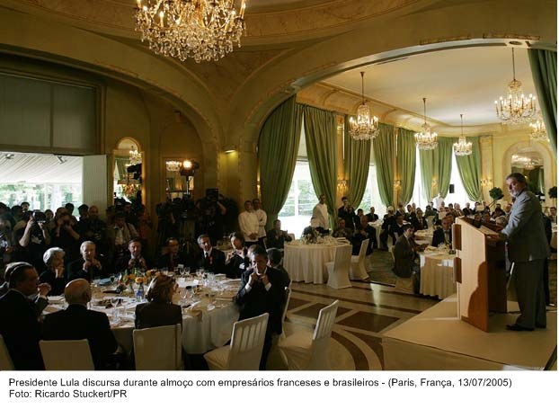 Presidente Lula discursa durante almoço com empresários franceses e brasileiros.