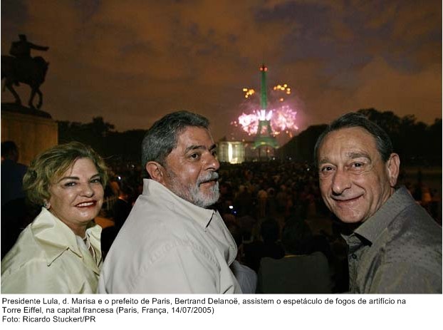Presidente Lula, dona Marisa e o prefeito de Paris, Bertrand Dalanöe, assistem ao espetáculo de fogos de artifício na Torre Eiffel.