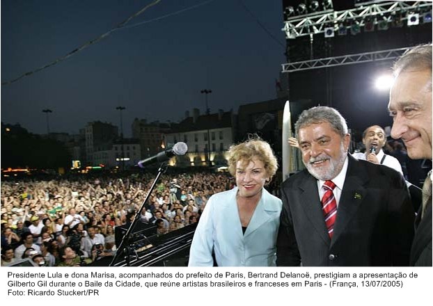 Presidente Lula, dona Marisa e o prefeito de Paris, Bertrand Delanöe, prestigiam a apresentação de Gilberto Gil durante o Baile da Cidade.